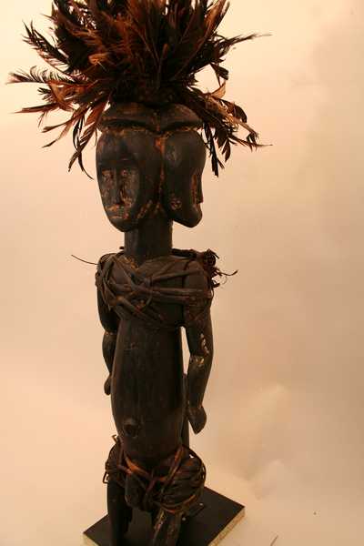Fang (statue) , d`afrique : Gabon-Cameroun, statuette Fang (statue) , masque ancien africain Fang (statue) , art du Gabon-Cameroun - Art Africain, collection privées Belgique. Statue africaine de la tribu des Fang (statue) , provenant du Gabon-Cameroun, 1139/4318.Statue articulée byeri Ntoumou du sud caméroun,à trois têtes.H.65cm.sans les plumes.La statue dont les bras et les jambes articulées sont entourés de fibres en rotin,porte un cousin épais de 2cm. fait de rotin sur le dos. La coiffure est faite de plumes fixées au centre de la tête.Bois à patine grasse,qui a subis des libations.Début du 20eme sc.voir aussi n°1138.(père soleau paris)(pères Blancs Paris). art,culture,masque,statue,statuette,pot,ivoire,exposition,expo,masque original,masques,statues,statuettes,pots,expositions,expo,masques originaux,collectionneur d`art,art africain,culture africaine,masque africain,statue africaine,statuette africaine,pot africain,ivoire africain,exposition africain,expo africain,masque origina africainl,masques africains,statues africaines,statuettes africaines,pots africains,expositions africaines,expo africaines,masques originaux  africains,collectionneur d`art africain